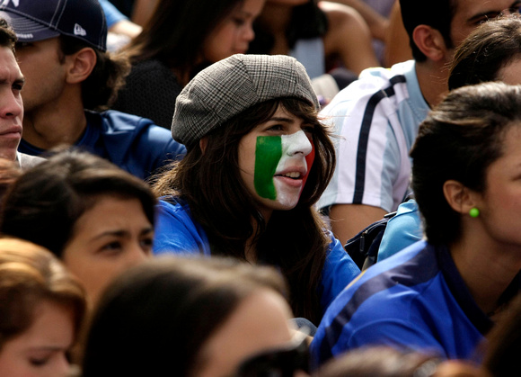 MUNDIAL FANATICOS: Caracas,14/06/10 
Decenas de jovenes fanaticos del equipo de Italia reunidos en la Plaza Alfredo Sadel de las Mercedes en Caracas,siguen las incidencias del partido de la Copa Mund