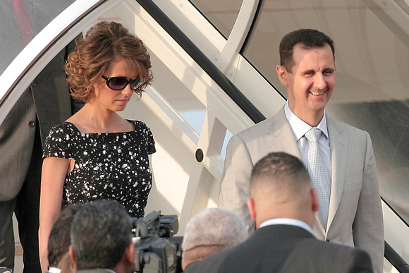 BACHAR AL ASAD Maiquetía 25/06/2010.- El presidente sirio, Bachar al Asad (d), arribó hoy, en visita oficial a Caracas. Al Asad, acompañado de su esposa, Asma (i), y de varios ministros, arribó al aer