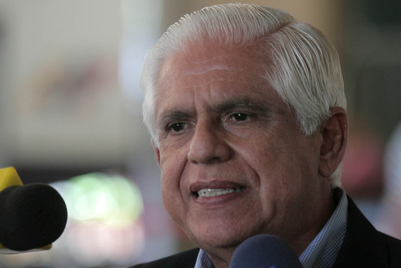 UNT Caracas 08/06/2010.- Omar Barboza, presidente ejecutivo nacional de Un Nuevo Tiempo (UNT) acudió hoy al Consejo Nacional Electoral (CNE) para introducir un recurso donde su partido exige, al ente