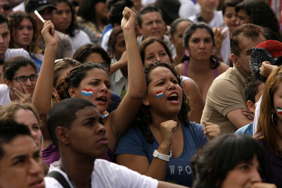 MUNDIAL FANATICOS: Caracas,14/06/10 Dos fanaticas de Paraguay apoyan a su equipo mientras
decenas de jovenes fanaticos del equipo de Italia reunidos en la Plaza Alfredo Sadel de las Mercedes en Carac