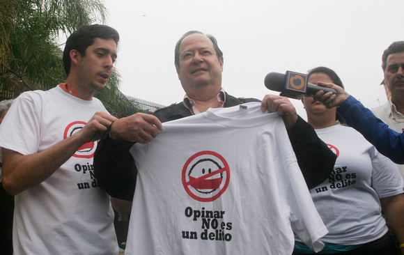 ALVAREZ PAZ: Caracas,13/05/10 
El ex gobernador Oswaldo Alvarez Paz sonrie al salir en libertad de la sede de la DISIP en el Helicoide.“Aquí estamos dispuestos a continuar y a seguir luchando por los