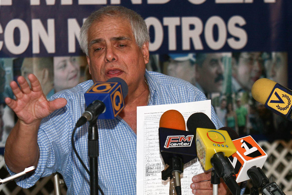 ENRIQUE MENDOZA – Caracas, 25/02/10.- Enrique Mendoza , ex gobernador del estado Miranda, declaró hoy, en una rueda de prensa, sobre las opciones de la oposición en las próximas elecciones parlamentar
