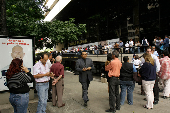 BANCO FEDERAL: Caracas,14/06/10 
Decenas de clientes esperan para entrar a la entidad del Banco Federal en la Torre Federal de El Rosal en Caracas,luego de conocerse la noticia  de que Sudeban  habia