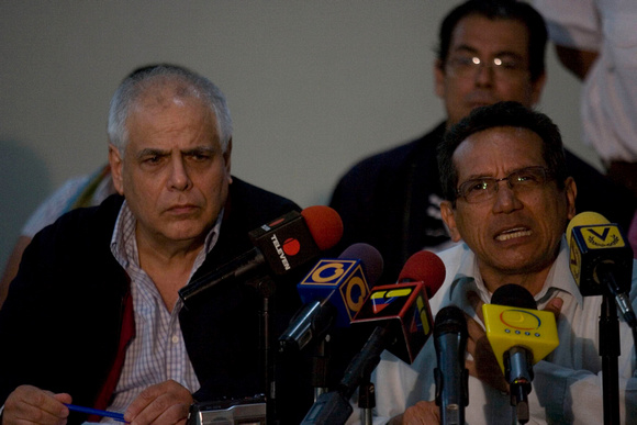 MESA UNIDAD Caracas 07/05/2010.- La Mesa de Unidad Democrática (MUD) anunció hoy la implementación del programa “Puerta a Puerta” para la captación de los electores con vistas a las elecciones parlame
