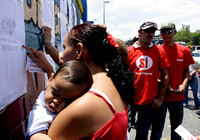 PSUV PRIMARIAS: Caracas,02/05/10  Una mujer con su hijo se busca en la lista de su centro electoral.6.776.618 miembros del PSUV escogerán en los comicios internos, entre 3527 precandidatos, a los 110