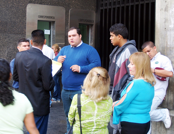 ONG FAMILIA METRO: Caracas,02/08/10 
Representantes de la ONG Familia Metro consignaron una comunicación en el Ministerio de Transporte y Comunicaciones, para el ministro Francisco Garcés, señalando l