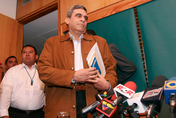 BADUEL: Caracas,12/11/07 
El ex ministro de la Defensa general Raúl Isaías Baduel,  actualmente preso  desde hace un año y un mes,en la carcel militar de Ramo Verde, acusado por la Fiscalía Militar p