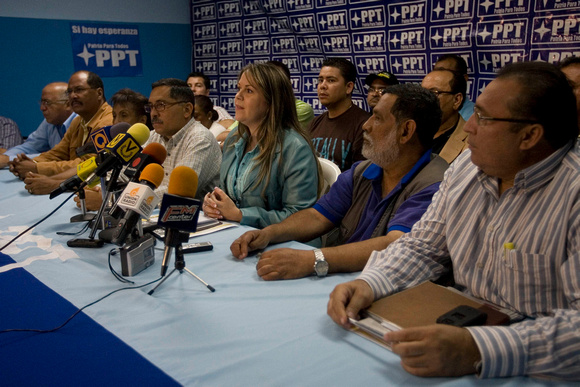 PPT Caracas, 24/05/2010.- Andrea Tavares (c), miembro del Secretariado Nacional del partido Patria Para Todos (PPT), destacó hoy la importancia de contar con observadores, nacionales e internacionales