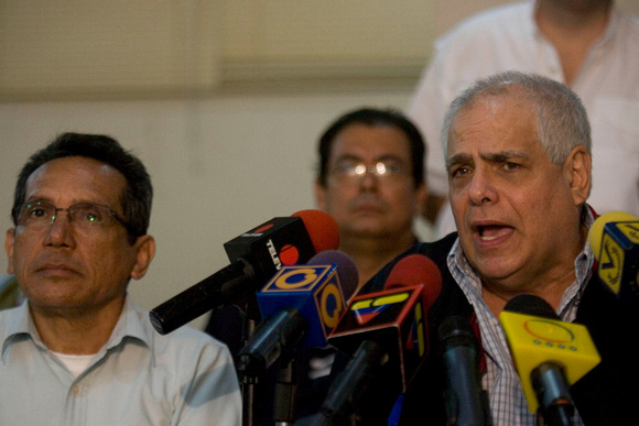 MESA UNIDAD Caracas 07/05/2010.- La Mesa de Unidad Democrática (MUD) anunció hoy la implementación del programa “Puerta a Puerta” para la captación de los electores con vistas a las elecciones parlame