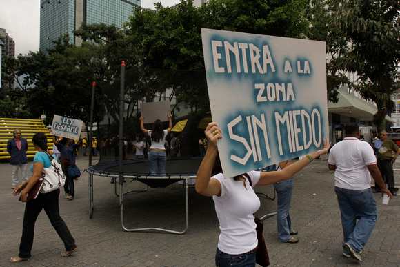 ZONA SIN MIEDO: Caracas,21/09/10 
Un grupo de jóvenes independientes invita a los transeúntes a entrar en "la zona sin miedo" y saltar para impulsar las leyes de su preferencia, en una manera muy simb
