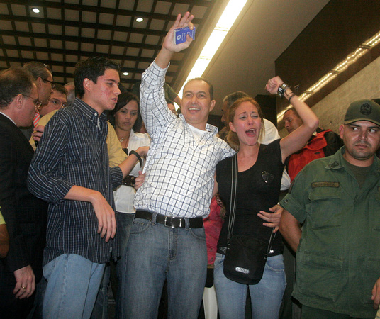 RICHARD BLANCO Caracas 06/04/10.- El prefecto de Caracas, Richard Blanco, quedó en libertad hoy, después de 223 días recluido en la cárcel de Yare. Blanco anunció su intención de ser candidato a las e