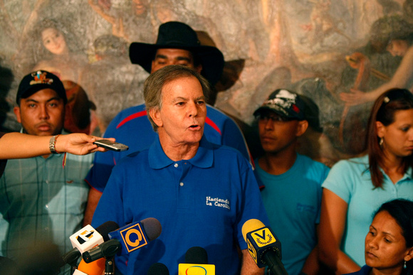 ARRIA: Caracas,12/05/10 
El ex embajador de la ONU, Diego Arria,acompañado por trabajadores , fijo posición sobre la  medida tomada por el INTI, de intervención de su hacienda “La Carolina”,en el est