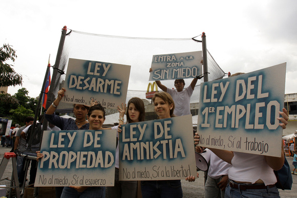 ZONA SIN MIEDO: Caracas,21/09/10 
Un grupo de jóvenes independientes invita a los transeúntes a entrar en "la zona sin miedo" y saltar para impulsar las leyes de su preferencia, en una manera muy simb