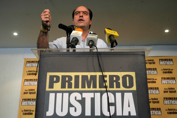 PRIMERO JUSTICIA Caracas 21/03/2010.- Julio Borges, coordinador nacional de Primero Justicia, declaró hoy, en una rueda de prensa, que "el modelo marxista-chavista asumido por el Presidente nos está l
