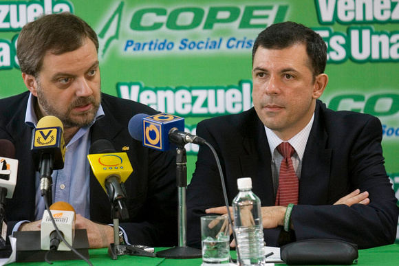 COPEI Caracas 24/09/2010.- Roberto Enríquez (D), presidente del partido COPEI, dijo, n una rueda de prensa, que “para nosotros (el partido COPEI) es un verdadero honor el gesto que ustedes han tenido