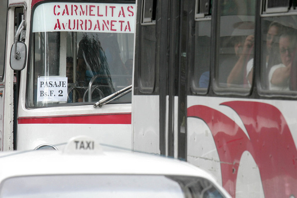 PASAJE MÍNIMO Caracas 09/04/10.- Después de una mañana de de incertidumbres, la de ayer, ya es oficial el aumento de precio del pasaje mínimo de las rutas urbanas de transporte público de Caracas. A p
