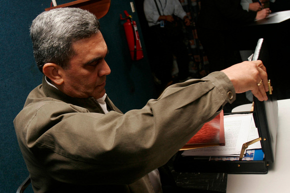 BADUEL: Caracas,05/11/07 
El ex ministro de la Defensa general Raúl Isaías Baduel,  actualmente preso  desde hace un año y un mes,en la carcel militar de Ramo Verde, acusado por la Fiscalía Militar p
