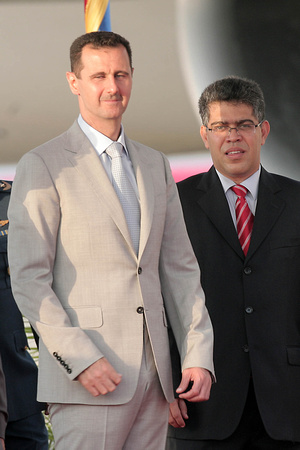 BACHAR AL ASAD Maiquetía 25/06/2010.- El presidente sirio, Bachar al Asad (i), arribó hoy, en visita oficial a Caracas. Al Asad, acompañado de su esposa, Asma, y de varios ministros, arribó al aeropue