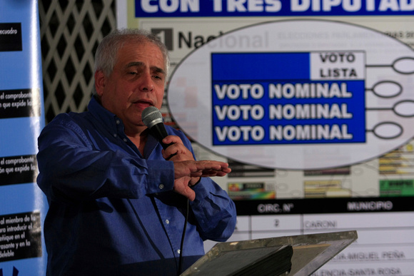 MENDOZA: Caracas,13/09/10 
Enrique Mendoza, candidato a diputado por el circuito 2 de Miranda por la UNIDAD, explicó en rueda de prensa, el procedimiento de votación para el próximo 26 de septiembre,