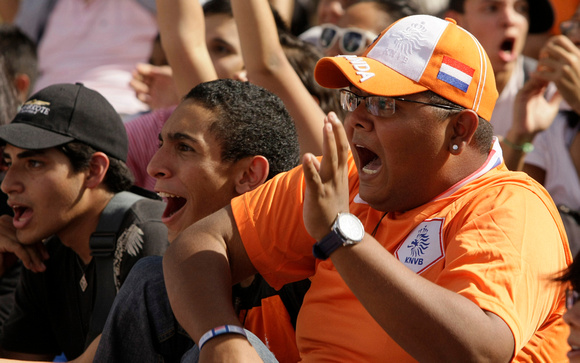 MUNDIAL HOLANDA: Caracas,06/07/10 
Fanaticos de las Selecciones  de Holanda  y Uruguay celebran los goles de sus equipos en la plaza Alfredo Sadel de las Mercedes durante el partido de Semifinal de l