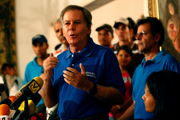 ARRIA: Caracas,12/05/10 
El ex embajador de la ONU, Diego Arria,acompañado por trabajadores , fijo posición sobre la  medida tomada por el INTI, de intervención de su hacienda “La Carolina”,en el est