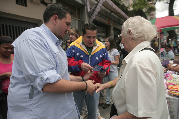 STALIN GONZÁLEZ Caracas, 20/07/2010.- Stalin González (i), secretario general del partido Un Nuevo Tiempo (UNT) en Caracas, y candidato, lista, por el Distrito Capital de la Mesa de la Unidad Democrát