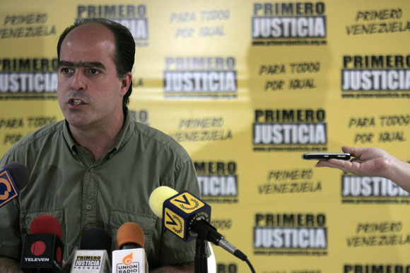 JULIO BORGES Caracas 25/07/2010.-  Julio Borges, coordinador nacional de Primero Justicia, presentó hoy, en su acostumbrada rueda de prensa dominical,  la propuesta de Ley de Producción Nacional que c