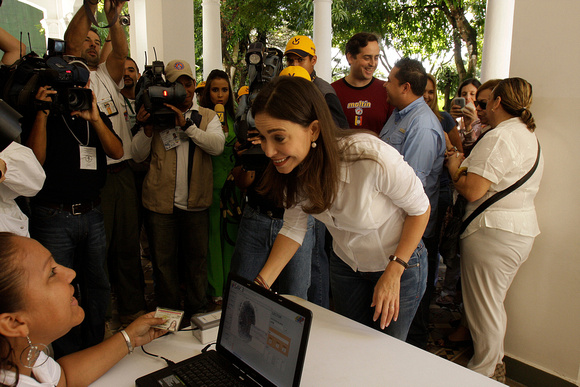 26S: Caracas,26/09/10 La Candidata de la Mesa de Unidad Maria Corina  Machado llega a su centro de votacion.
Unos 17,7 millones de venezolanos votan hoy para  renovar  los 165 diputados de la Asamblea