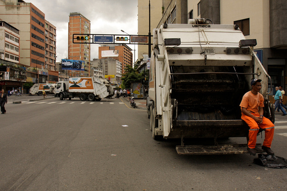 PROTESTA CHACAO: Caracas,22/09/10 
Obreros recolectores de basura, de la empresa Sateca que trabajan para la Alcaldia de Chacao, trancaron con varios camiones recogedores de la Basura,un tramo de la A
