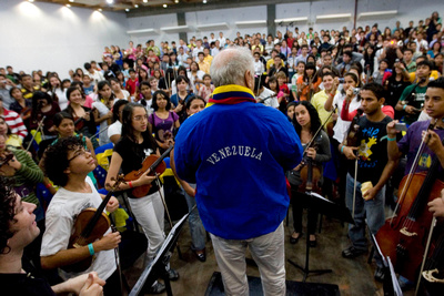 DANIEL BARENBOIM Caracas, 11/08/10.- Daniel Barenboim (c, de espaldas felicitando con los músicos venezolanos director fundador de la Orquesta del Diván de Oriente y Occidente, reúne, con espíritu de