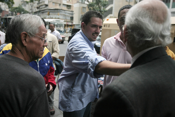 STALIN GONZÁLEZ Caracas, 20/07/2010.- Stalin González (c), secretario general del partido Un Nuevo Tiempo (UNT) en Caracas, y candidato, lista, por el Distrito Capital de la Mesa de la Unidad Democrát