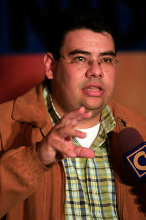 MONSALVE MUD: Caracas,16/08/10 
Fernando Monsalve, aspirante al parlamento por el circuito 1 del estado Barinas,denuncio,durante la rueda de prensa semanal de los candidatos de la UNIDAD, el aumento