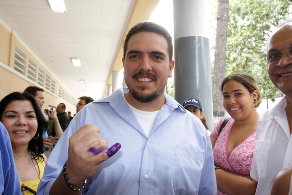 SIMULACRO ELECTORAL GONZALEZ: Caracas,22/08/10 
Stalin Gonzalez, candidato de la Mesa de Unidad, muestra su dedo entintado despues de votar en  una mesa de votación en el Liceo Andres Bello, en Carac
