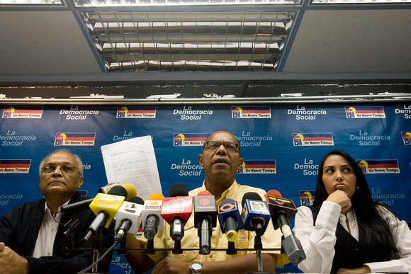 UNT Caracas 17/05/2010.- Gustavo Azócar (i), secretario general del partido Un Nuevo Tiempo (UNT) en el estado Táchira y candidato, a las elecciones de septiembre próximo, a la Asamblea Nacional por e