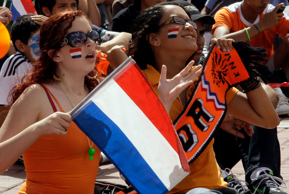 MUNDIAL HOLANDA: Caracas,06/07/10 
Fanaticos de las Selecciones  de Holanda  y Uruguay celebran los goles de sus equipos en la plaza Alfredo Sadel de las Mercedes durante el partido de Semifinal de l