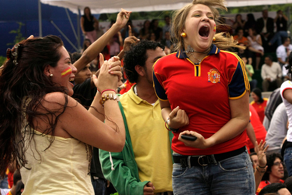 MUNDIAL ESPANA: Caracas,21/06/10 
Fanaticos de la seleccion de futbol de Espana , reunidos  en la Plaza Alfredo Sadel de las Mercedes,celebran los goles de David Villa en el Juego contra Honduras. Al