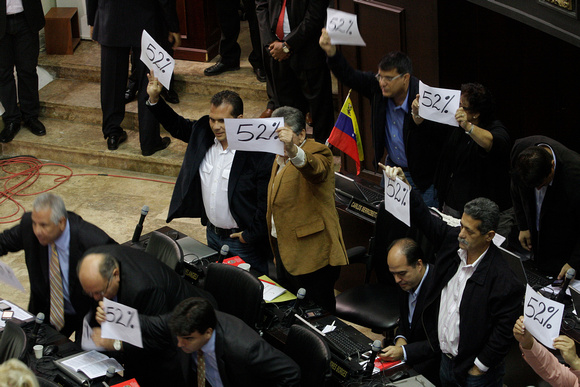 ASAMBLEA INSTALACION: Caracas,05/01/11 
Los diputados de oposicion muestran carteles con el 52%, simbolo de la votacion obtenida para su eleccion, durante la instalacion de la Asamblea nacional.
Carib