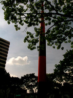 MONUMENTO: Caracas,16/04/10 Obreros dan los ultimos toques a la estructura de acero, de colores rojo y negro, nombrada "19 de abril", un monumento metalico de 48 metros de alto, situado en la capitali