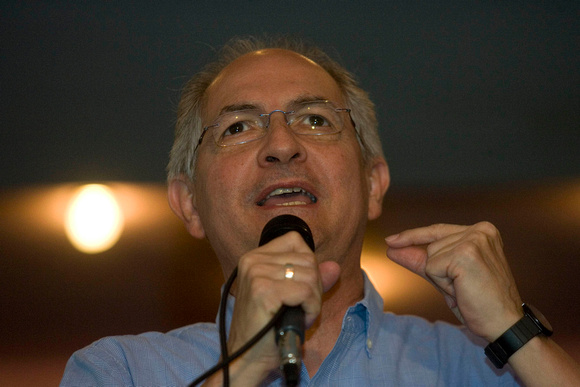 ABP Caracas, 28/09/2010.- “¡Pónganse a trabajar por el país!", así respondió Antonio Ledezma hoy al reto lanzado ayer por el presidente Hugo Chávez, de que la oposición solicite un referendo revocator