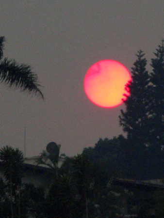 SOL ROJO INCENDIO: Caracas,29/03/10 
El Sol, continua viendose al atardecer como un disco rojo y el cielo de un color naranja oscuro,por los efectos de la contaminacion en la ciudad de Caracas ,que p