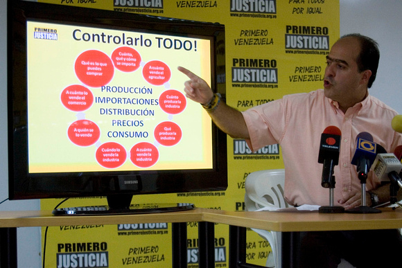 PRIMERO JUSTICIA Caracas 20/06/2010.- Julio Borges, coordinador nacional  de Primero Justicia (PJ) denunció hoy, en una rueda de prensa, que el gobierno nacional  politiza el estomago de los venezolan
