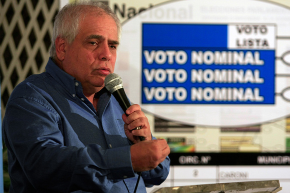MENDOZA: Caracas,13/09/10 
Enrique Mendoza, candidato a diputado por el circuito 2 de Miranda por la UNIDAD, explicó en rueda de prensa, el procedimiento de votación para el próximo 26 de septiembre,