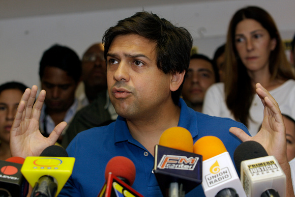 PRIMERO JUSTICIA: Caracas,08/04/10 
El alcalde de Sucre Carlos Ocariz y el Gobernador de Miranda Henrique Capriles Radonski manifestaron en nombre del Directorio Politico de Miranda,del Partido Prime