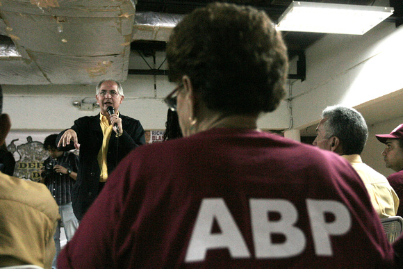 ABP Caracas, 08/09/2010.- Antonio Ledezma, en su calidad de presidente del partido Alianza Bravo Pueblo (ABP) juramentó hoy, bajo el nombre de “Defensores del Voto”  a los coordinadores de centros de