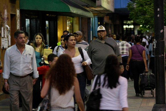 METRO RETARDO: Caracas,23/03/10  
Un retardo en la Linea 1 del Metro de Caracas, produjo a ultima hora de la tarde, que en los alrededores de Chacao y Altamira, la gente buscara medios de transporte