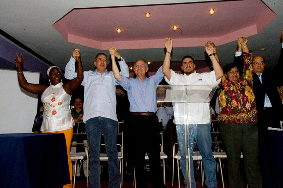ABP Caracas, 28/09/2010.- “¡Pónganse a trabajar por el país!", así respondió Antonio Ledezma hoy al reto lanzado ayer por el presidente Hugo Chávez, de que la oposición solicite un referendo revocator
