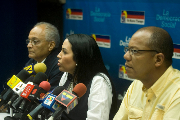 UNT Caracas 17/05/2010.- Delsa Solórzano (c), vicepresidenta nacional del partido Un Nuevo Tiempo (UNT), ,  denunció hoy una presunta maniobra del PSUV para presionar al CNE y que se impida la postula