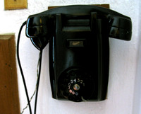 USLAR PIETRI ANIVERSARIO: Caracas,12/05/10 Un modesto teléfono de color negro permanece, olvidado en un rincón en la biblioteca de Arturo Uslar Pietri, donde el intelectual llegó a almacenar hasta 10.