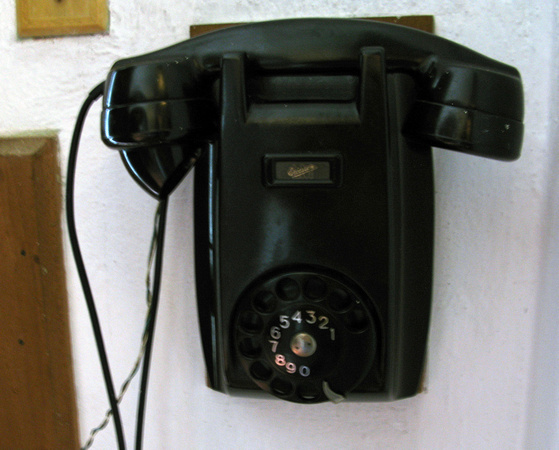 USLAR PIETRI ANIVERSARIO: Caracas,12/05/10 Un modesto teléfono de color negro permanece, olvidado en un rincón en la biblioteca de Arturo Uslar Pietri, donde el intelectual llegó a almacenar hasta 10.