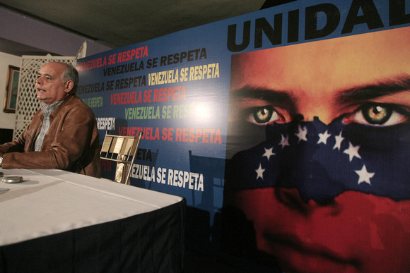 MUD - JULIO CASTILLO Caracas, 07/07/2010.- Julio Castillo, candidato de la Mesa de la Unidad Democrática a la Asamblea Nacional por el estado Carabobo, presentó hoy, en una rueda de prensa a nombre de